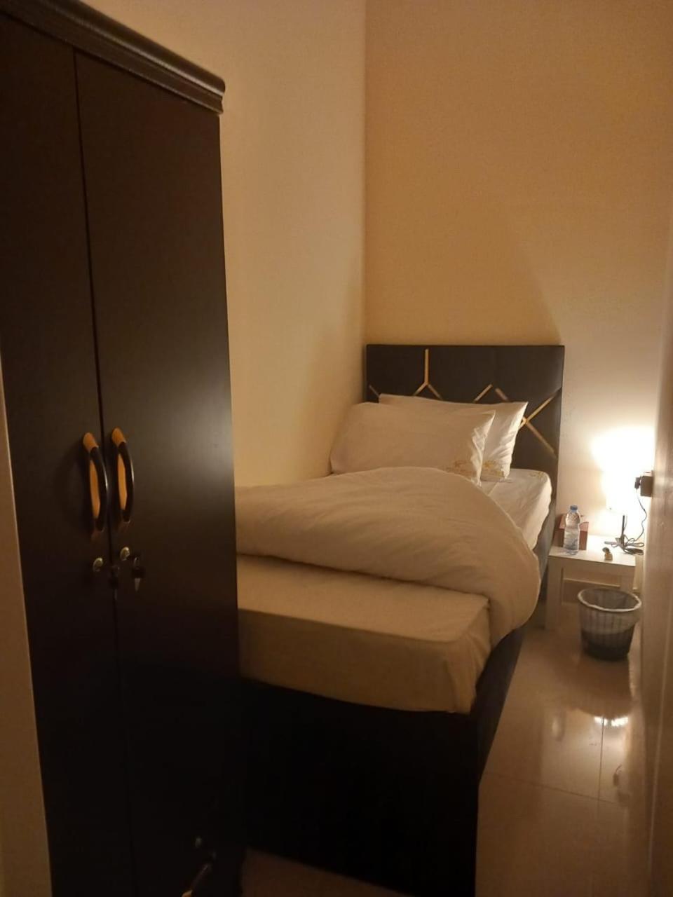 Four Stars Hostel Дубай Екстер'єр фото