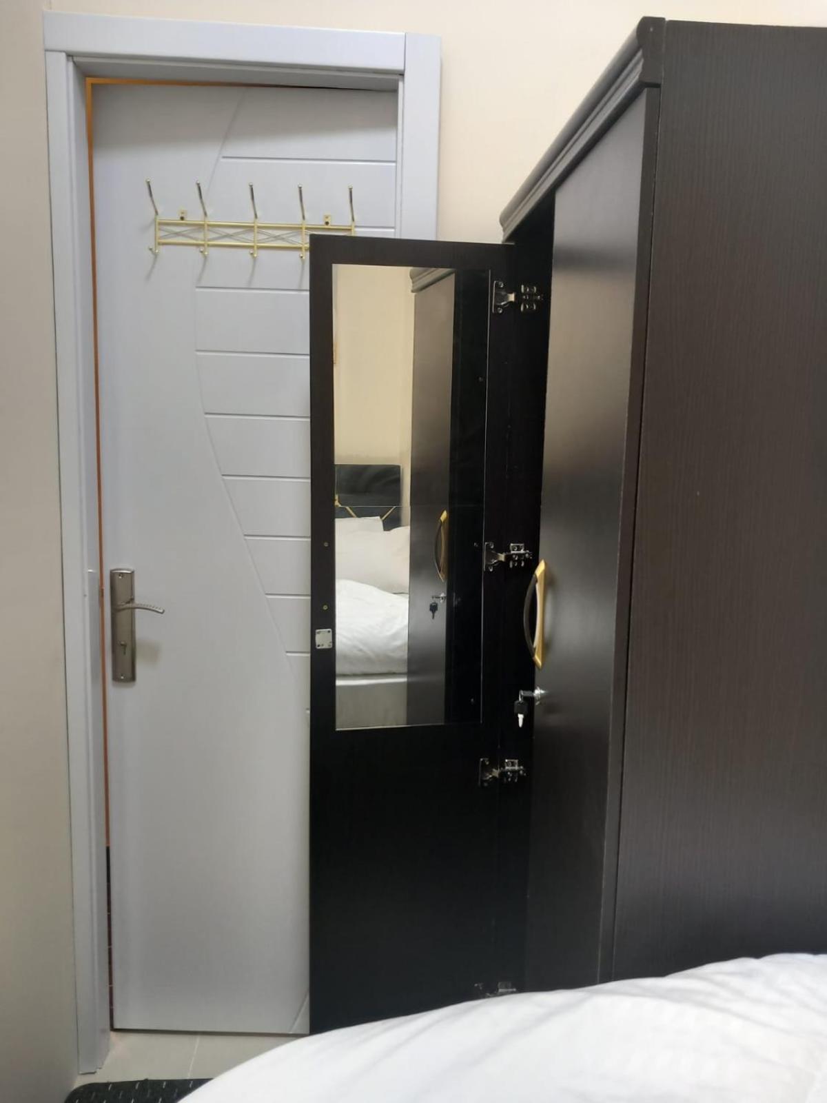 Four Stars Hostel Дубай Екстер'єр фото