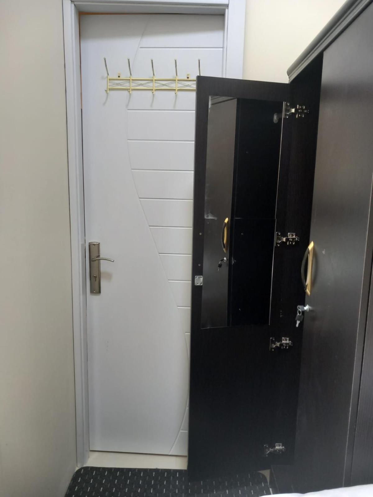 Four Stars Hostel Дубай Екстер'єр фото