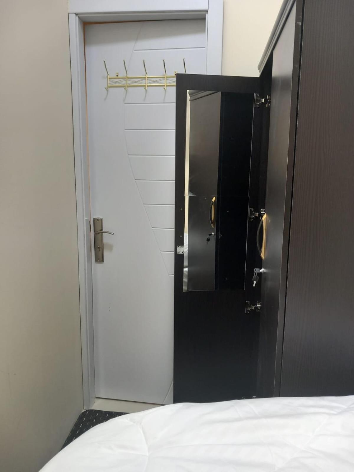 Four Stars Hostel Дубай Екстер'єр фото