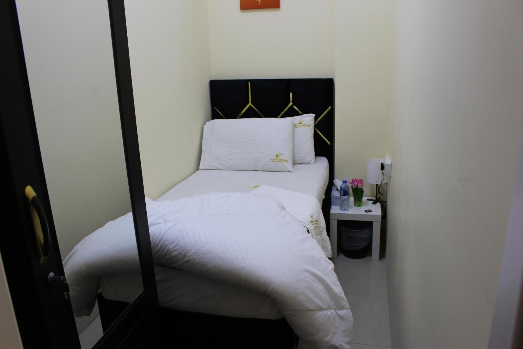 Four Stars Hostel Дубай Екстер'єр фото